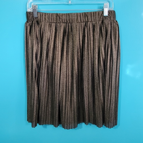 🏷1/$15, 2/$20, 3/$27 Reitmans gold shimmer skater skirt - Picture 3 of 4